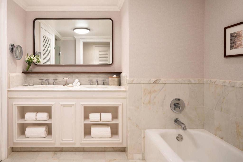 The Ritz-Carlton Orlando, Grande Lakes - Club Lounge进入，行政套房1 King Bed，Lakefront View，泳池景观，沙发床