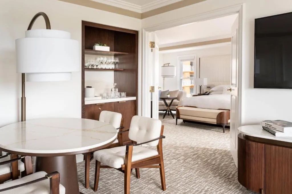 Executive Suite 1 King Bed, Lakefront View, Pool View