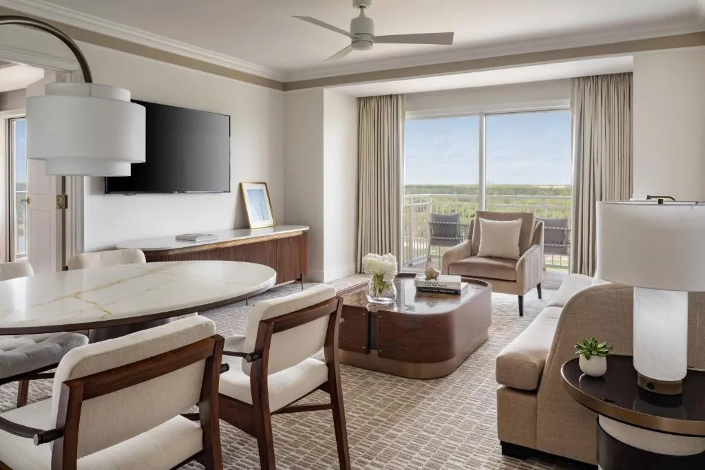 Executive Suite 2 Queen Beds, Lakefront View, Pool View