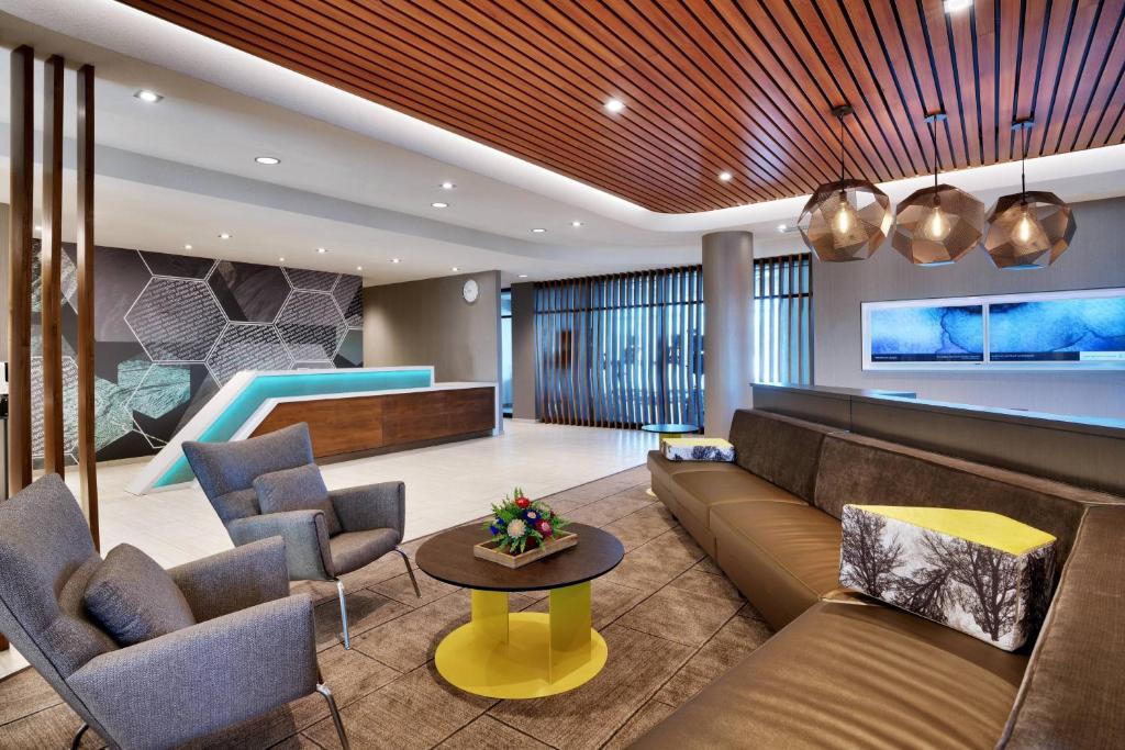 vestíbulo con sofá, sillas y piscina en SpringHill Suites by Marriott El Paso Airport, en El Paso