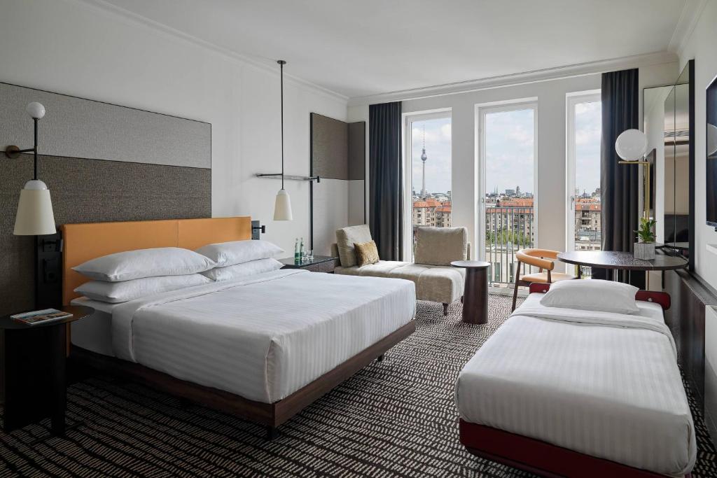 Postel nebo postele na pokoji v ubytování Berlin Marriott Hotel