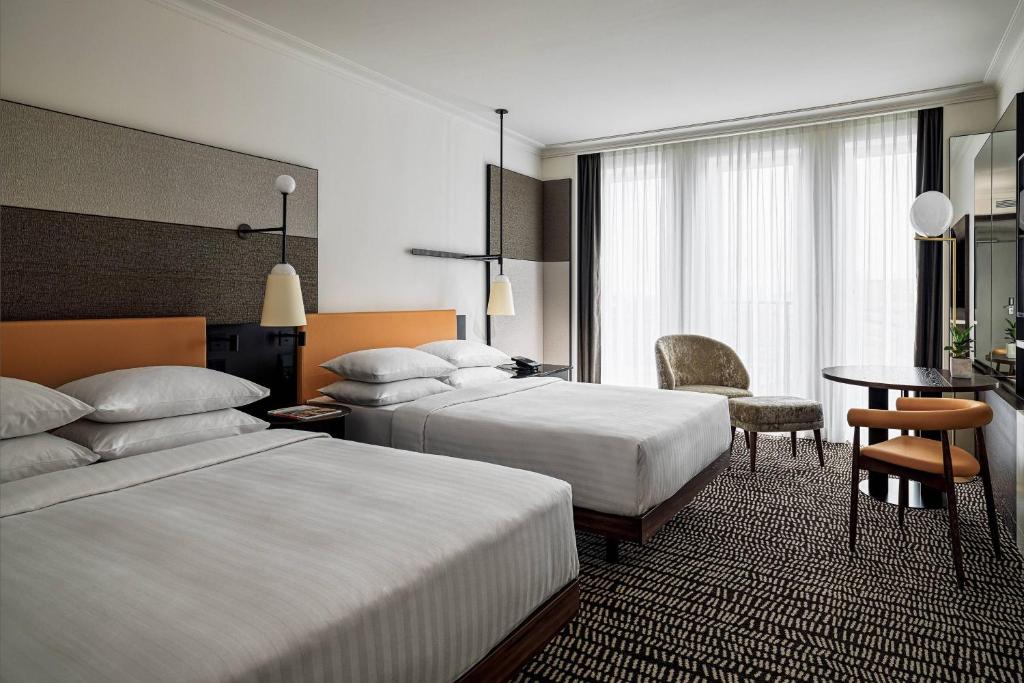 Postel nebo postele na pokoji v ubytování Berlin Marriott Hotel