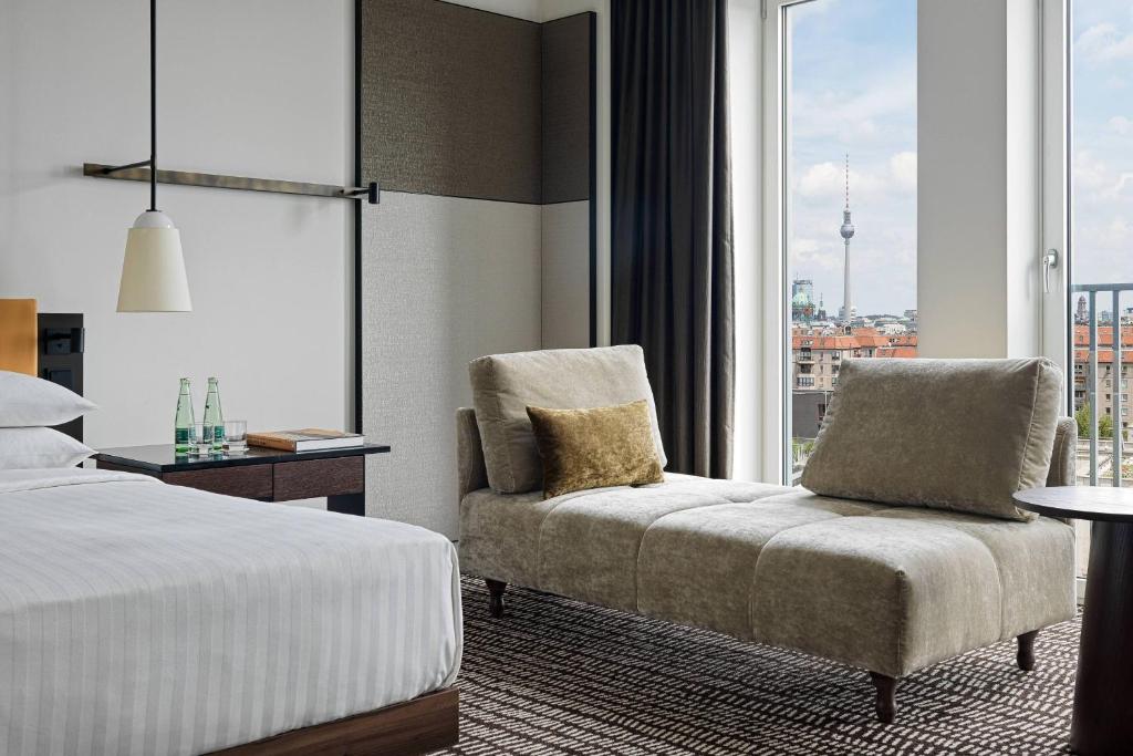 Postel nebo postele na pokoji v ubytování Berlin Marriott Hotel