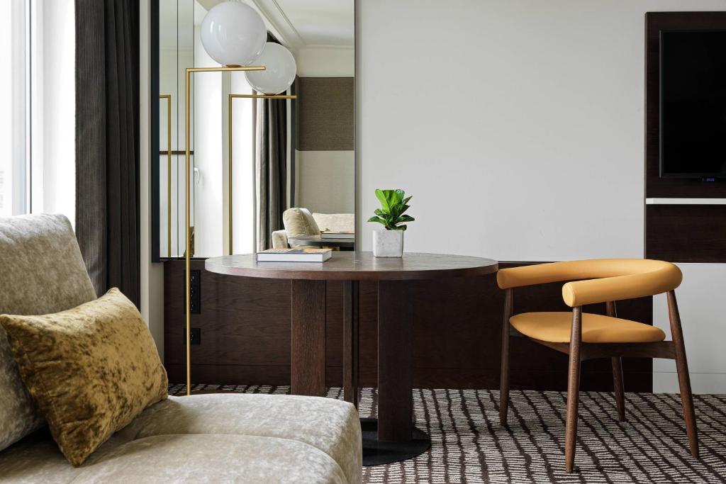 Posezení v ubytování Berlin Marriott Hotel
