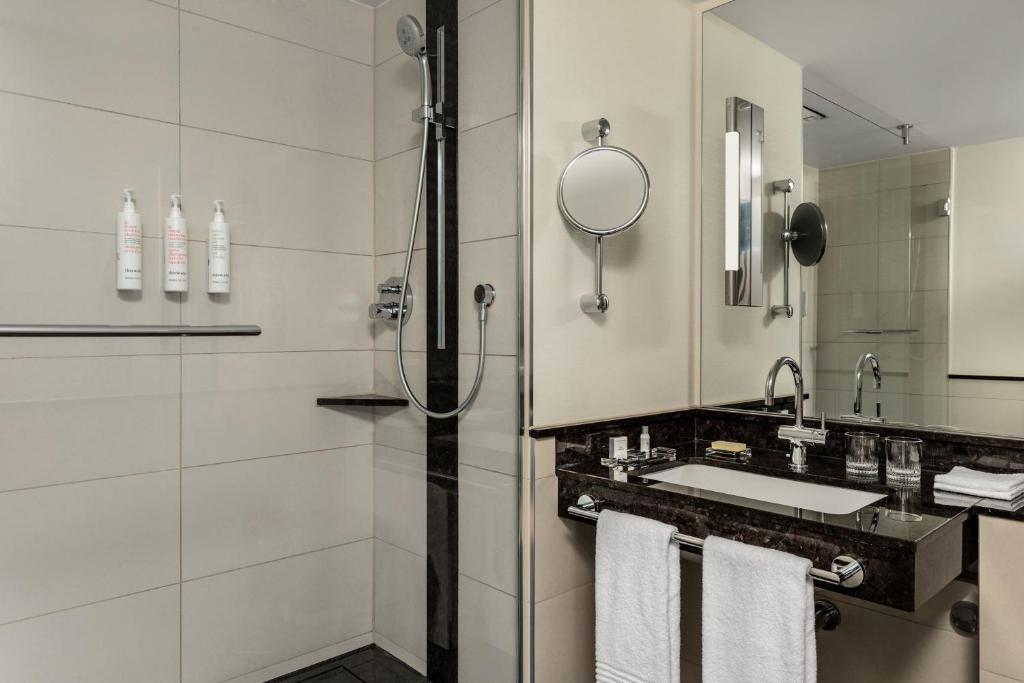 Koupelna v ubytování Berlin Marriott Hotel