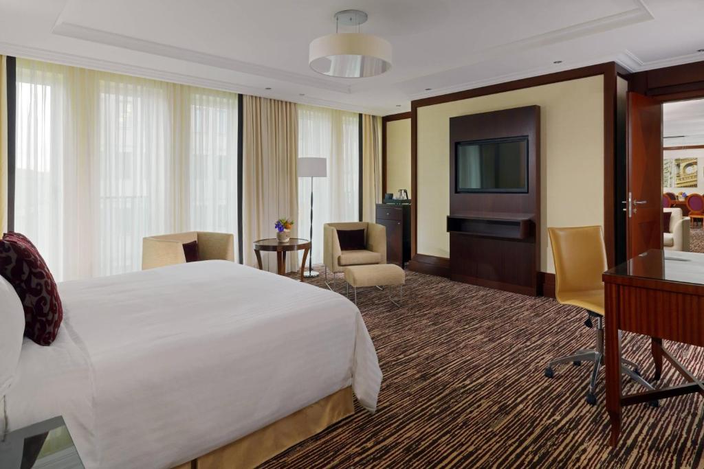 Postel nebo postele na pokoji v ubytování Berlin Marriott Hotel