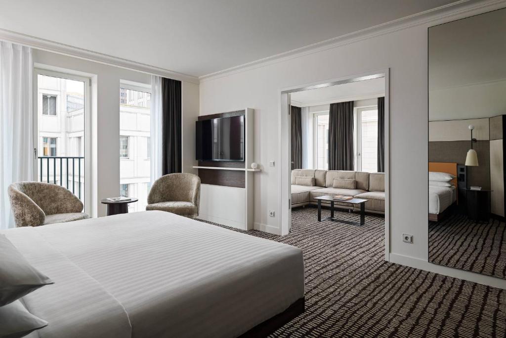 TV a/nebo společenská místnost v ubytování Berlin Marriott Hotel