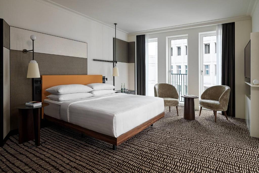 Postel nebo postele na pokoji v ubytování Berlin Marriott Hotel