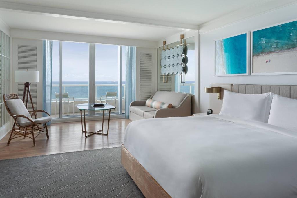 una camera da letto con un letto grande e un soggiorno di The Ritz-Carlton, Fort Lauderdale a Fort Lauderdale