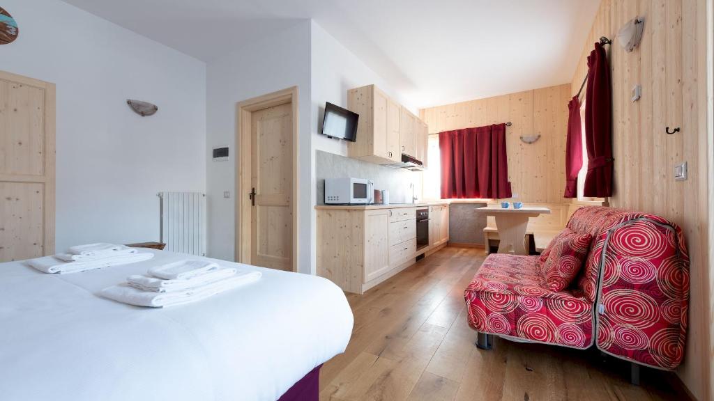 ein Hotelzimmer mit einem Bett und einem Stuhl in der Unterkunft Italianway - Ripa Fontana 1 Mono in Valdidentro