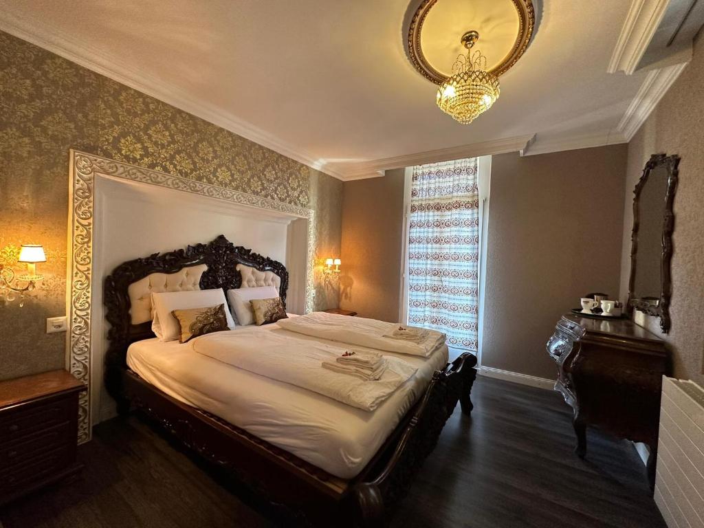 Postel nebo postele na pokoji v ubytování Historisches Hotel Bären
