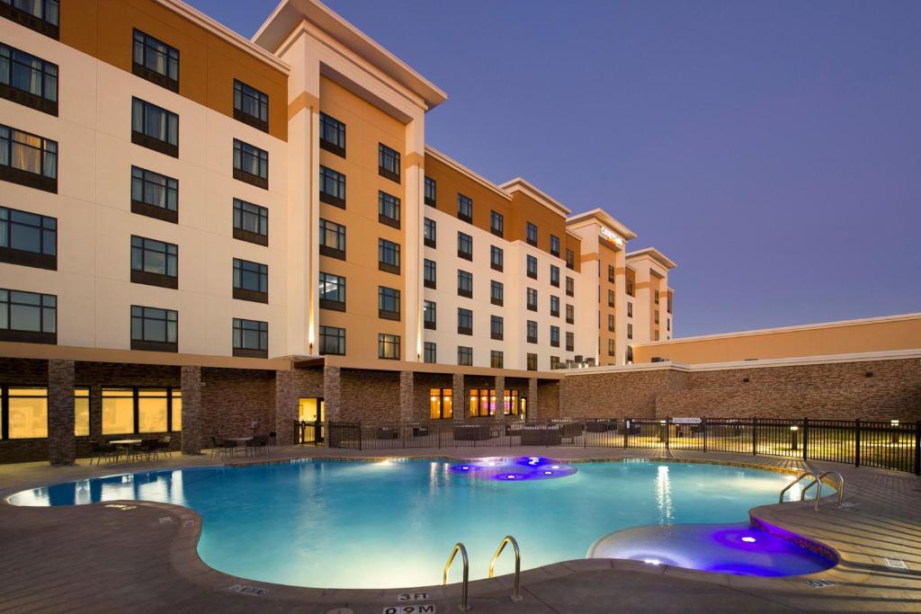 une grande piscine en face d'un hôtel dans l'établissement Courtyard by Marriott Dallas DFW Airport North/Grapevine, à Grapevine