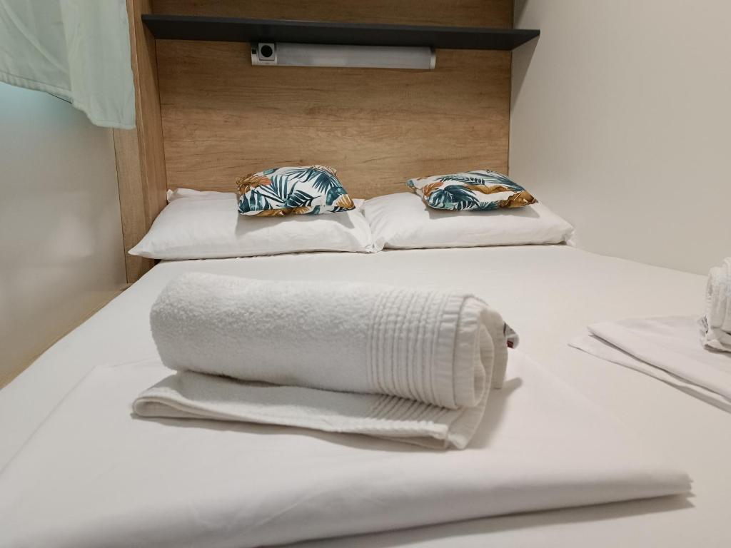 Postel nebo postele na pokoji v ubytování SAK Mobile Home Pirovac
