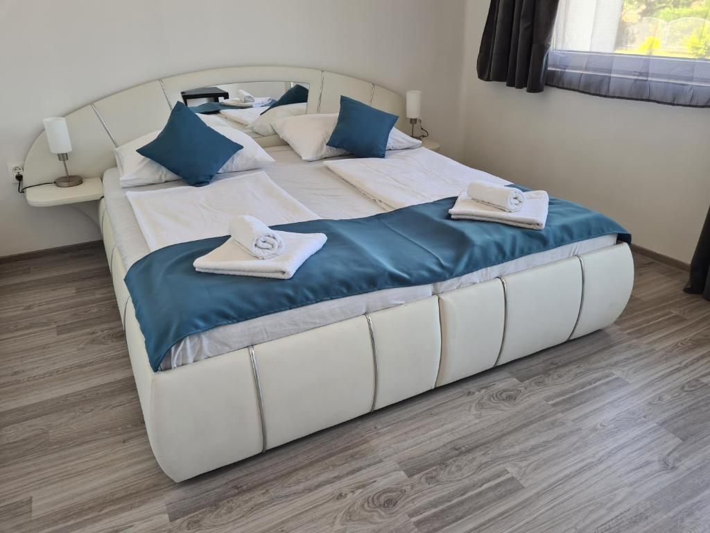Postel nebo postele na pokoji v ubytování Sipos Vendég és Apartmanház
