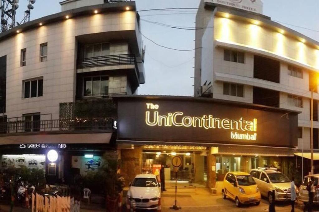 ein Gebäude mit davor geparkt in der Unterkunft Hotel Unicontinental in Mumbai