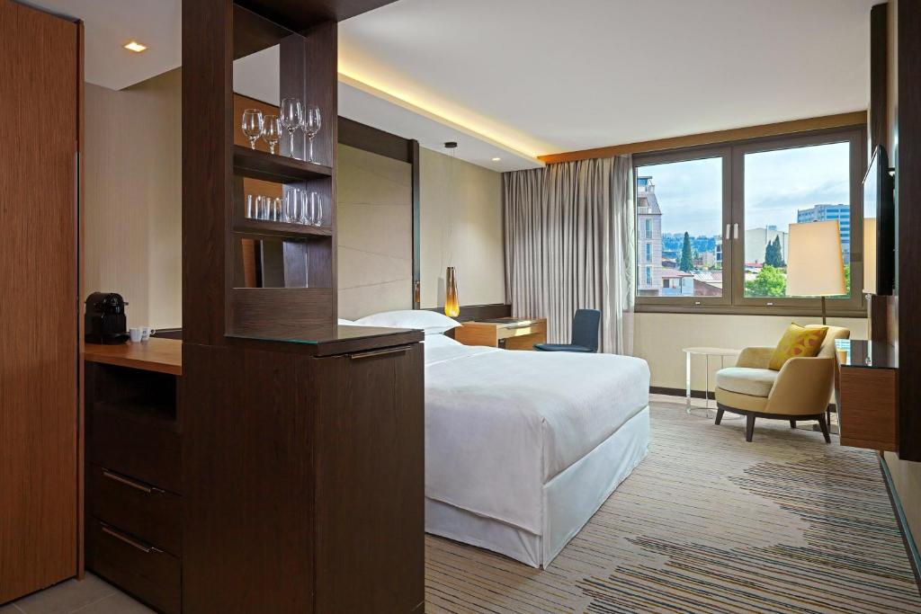 Postel nebo postele na pokoji v ubytování Sheraton Grand Tbilisi Metechi Palace