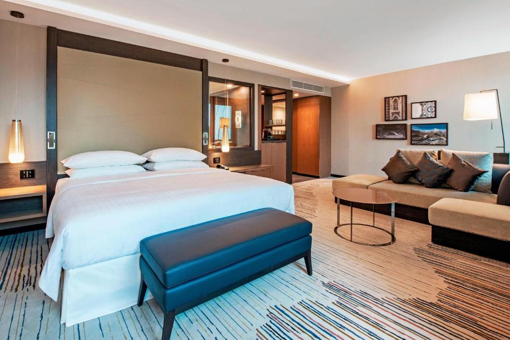 Postel nebo postele na pokoji v ubytování Sheraton Grand Tbilisi Metechi Palace
