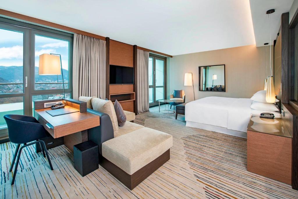 Postel nebo postele na pokoji v ubytování Sheraton Grand Tbilisi Metechi Palace