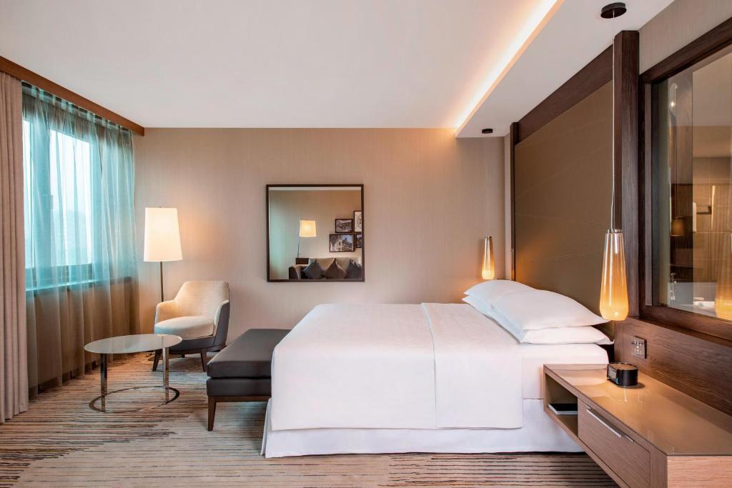 Postel nebo postele na pokoji v ubytování Sheraton Grand Tbilisi Metechi Palace