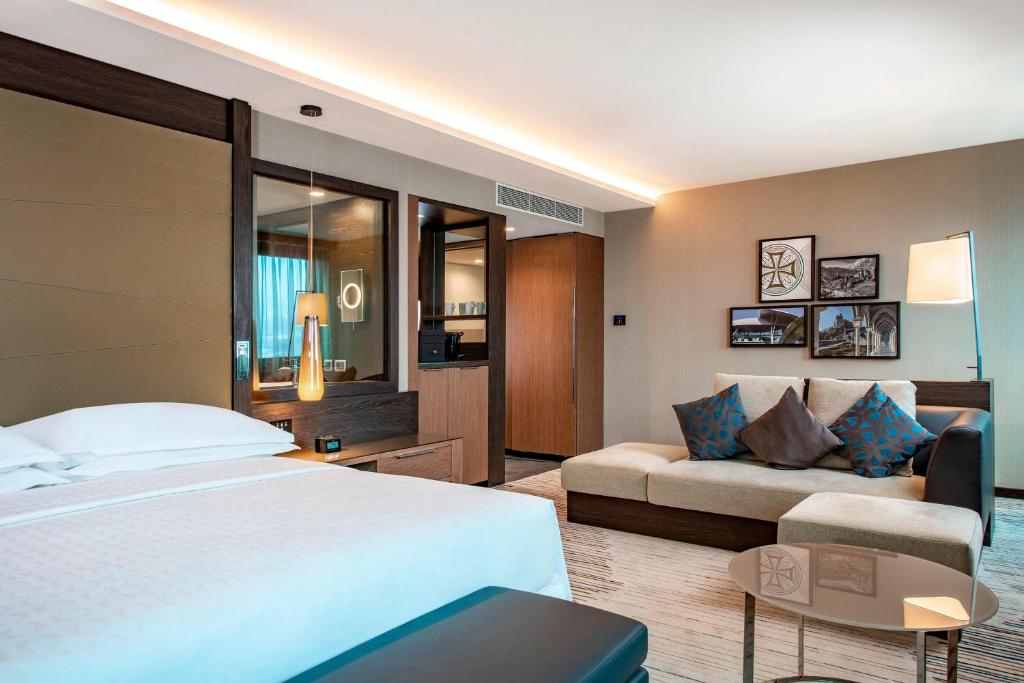 Postel nebo postele na pokoji v ubytování Sheraton Grand Tbilisi Metechi Palace