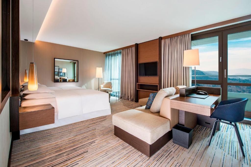 Postel nebo postele na pokoji v ubytování Sheraton Grand Tbilisi Metechi Palace