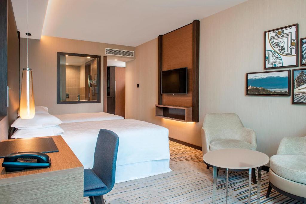 TV a/nebo společenská místnost v ubytování Sheraton Grand Tbilisi Metechi Palace