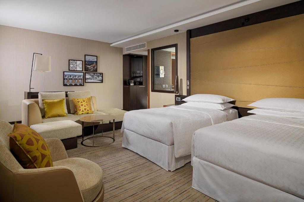 Postel nebo postele na pokoji v ubytování Sheraton Grand Tbilisi Metechi Palace