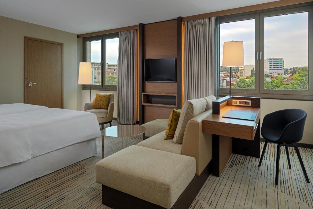 Postel nebo postele na pokoji v ubytování Sheraton Grand Tbilisi Metechi Palace