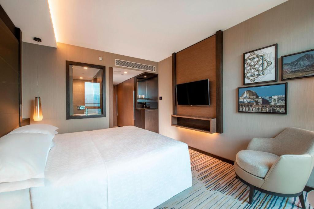 Postel nebo postele na pokoji v ubytování Sheraton Grand Tbilisi Metechi Palace