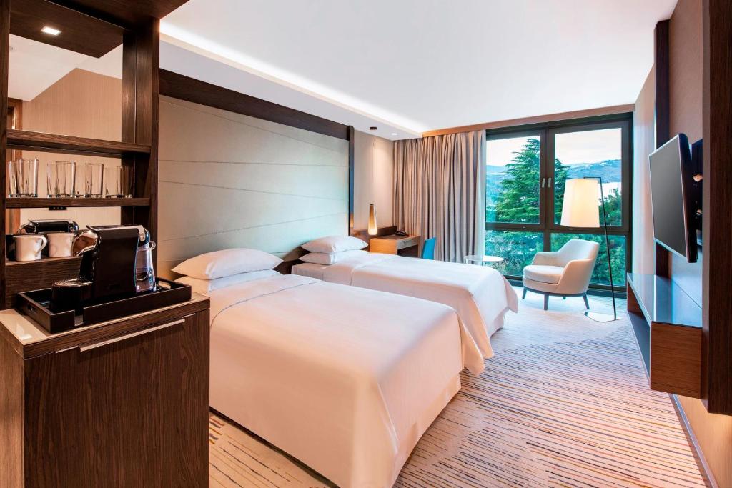 Postel nebo postele na pokoji v ubytování Sheraton Grand Tbilisi Metechi Palace