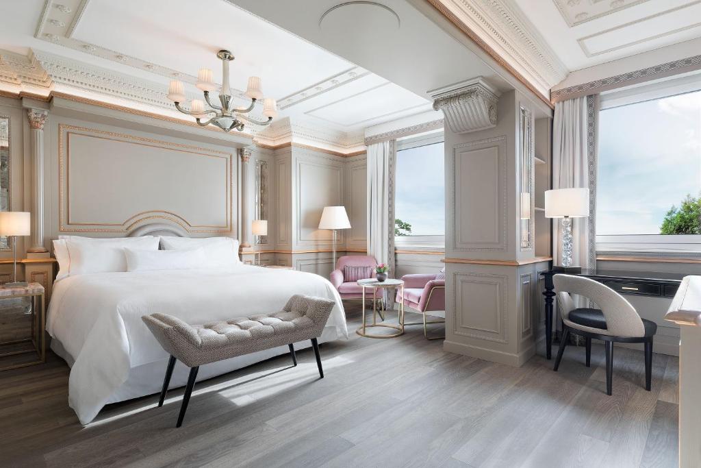 Кровать или кровати в номере The Westin Palace, Milan