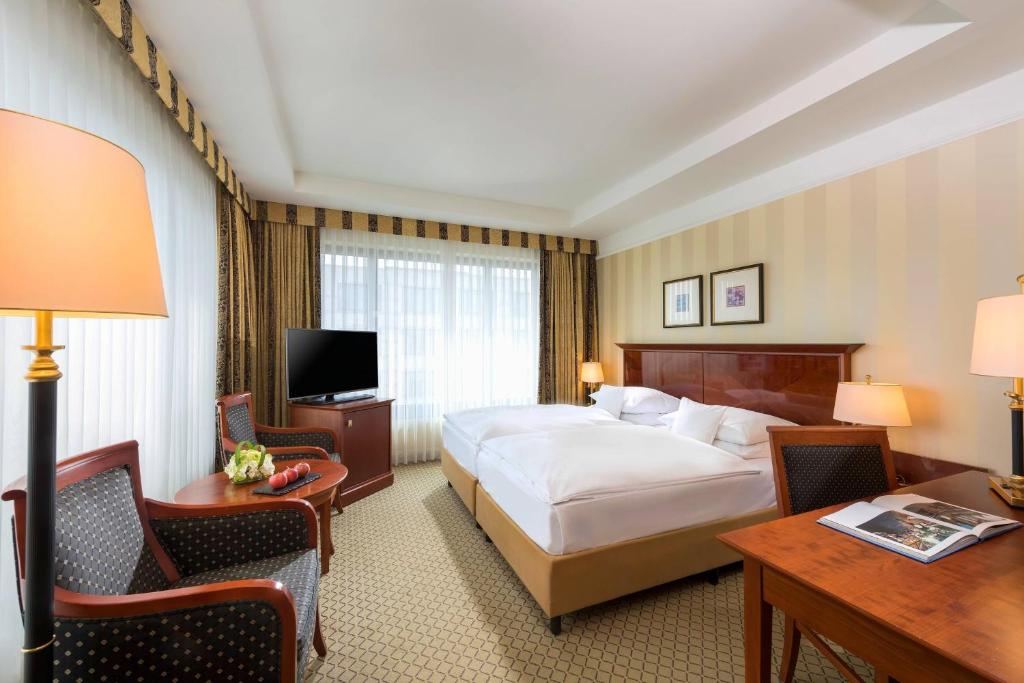 Ein Bett oder Betten in einem Zimmer der Unterkunft JW Marriott Hotel Berlin