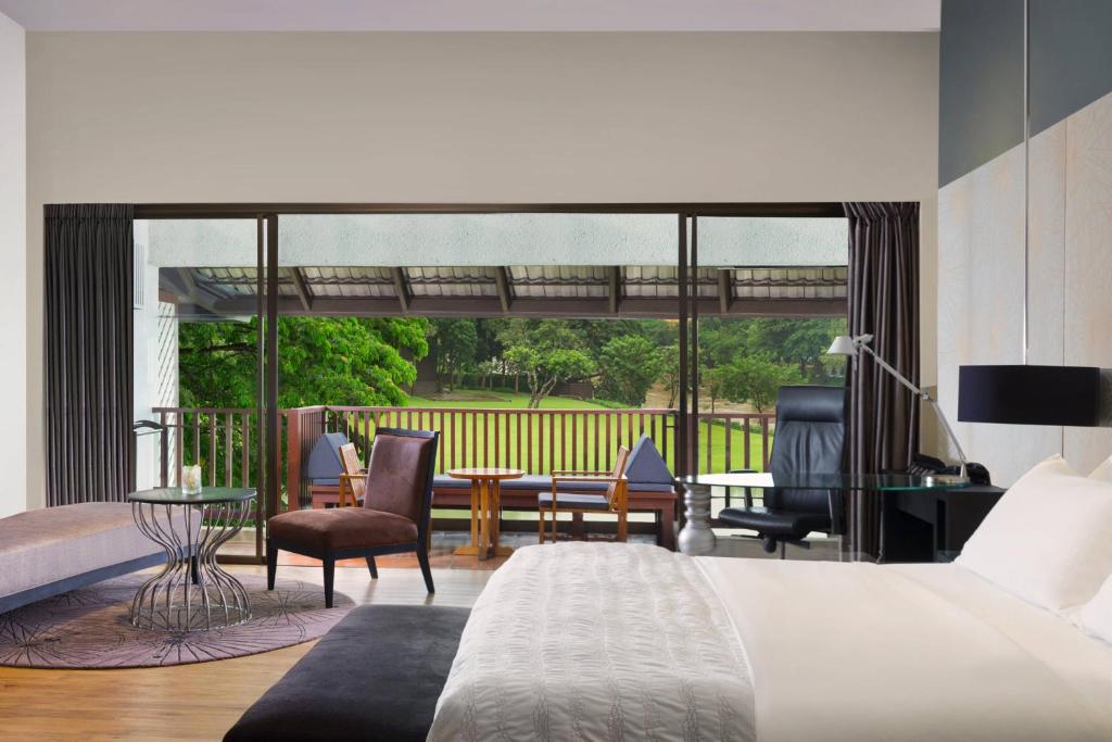 Postel nebo postele na pokoji v ubytování Le Meridien Chiang Rai Resort, Thailand