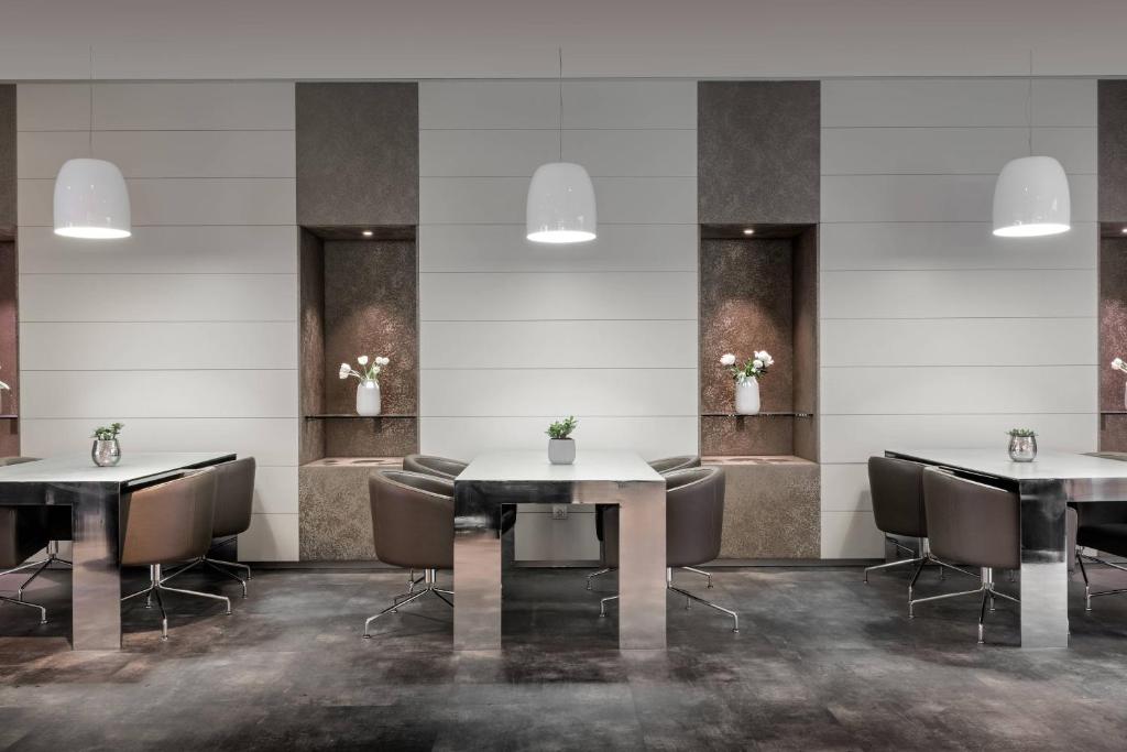 une salle à manger avec deux tables et des chaises dans l'établissement AC Hotel Iberia Las Palmas by Marriott, à Las Palmas de Gran Canaria