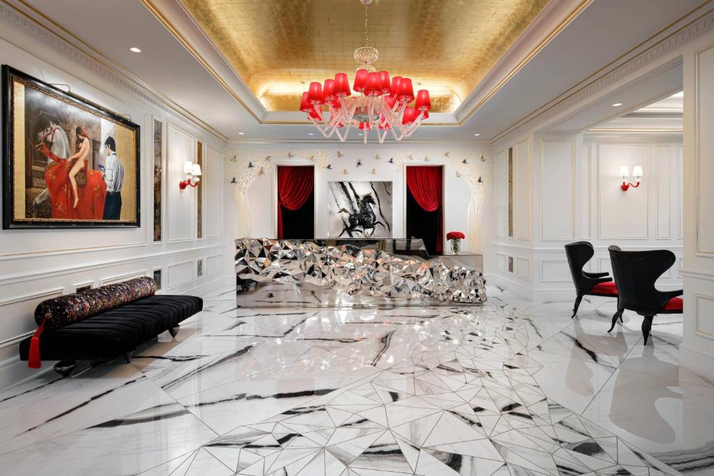 uma sala de estar com um lustre e piso em mármore em Grand Bohemian Hotel Charlotte, Autograph Collection em Charlotte