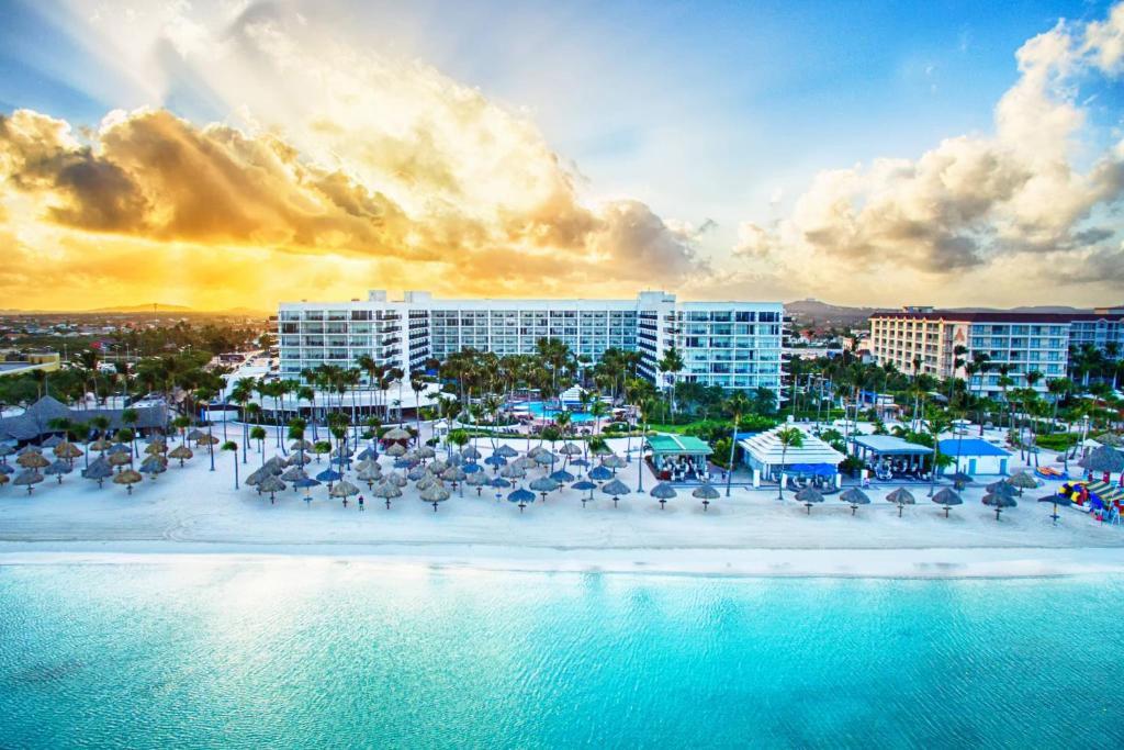 eine Luftansicht eines Resorts mit Strand in der Unterkunft Aruba Marriott Resort & Stellaris Casino in Palm-Eagle Beach