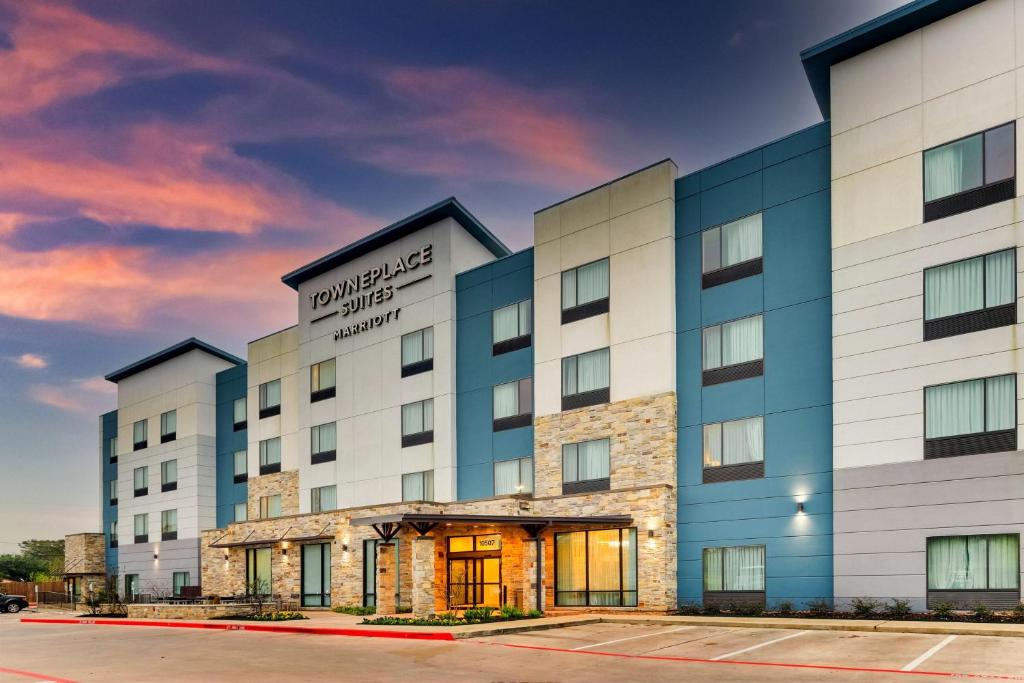 een weergave van de voorkant van een hotel bij TownePlace Suites Houston I-10 East in Houston