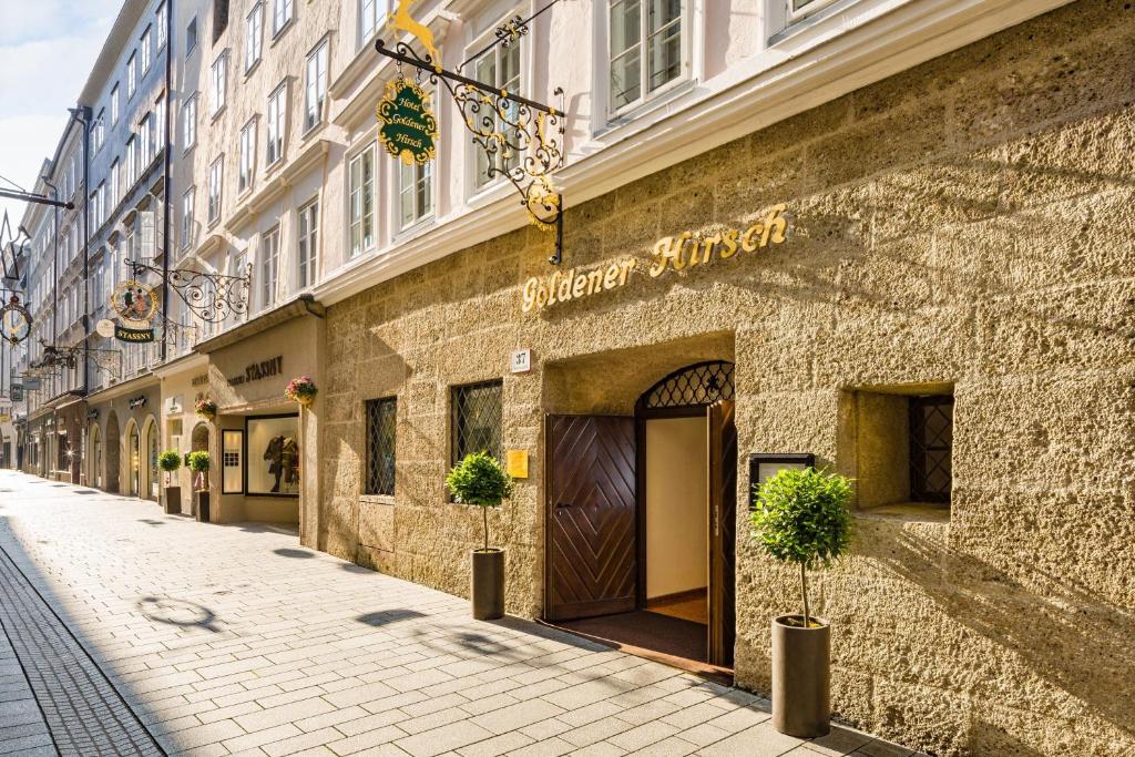 薩爾斯堡的住宿－Hotel Goldener Hirsch, A Luxury Collection Hotel, Salzburg，街道边有门的建筑物