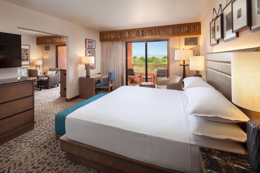 Postel nebo postele na pokoji v ubytování Sheraton Grand at Wild Horse Pass
