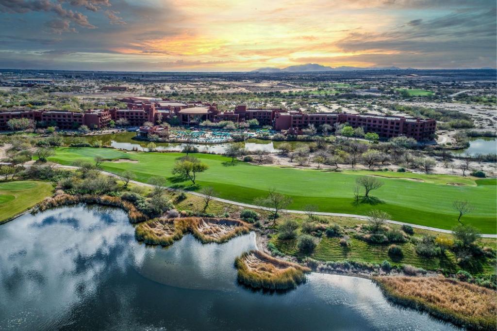 widok z powietrza na pole golfowe w ośrodku w obiekcie Sheraton Grand at Wild Horse Pass w mieście Chandler