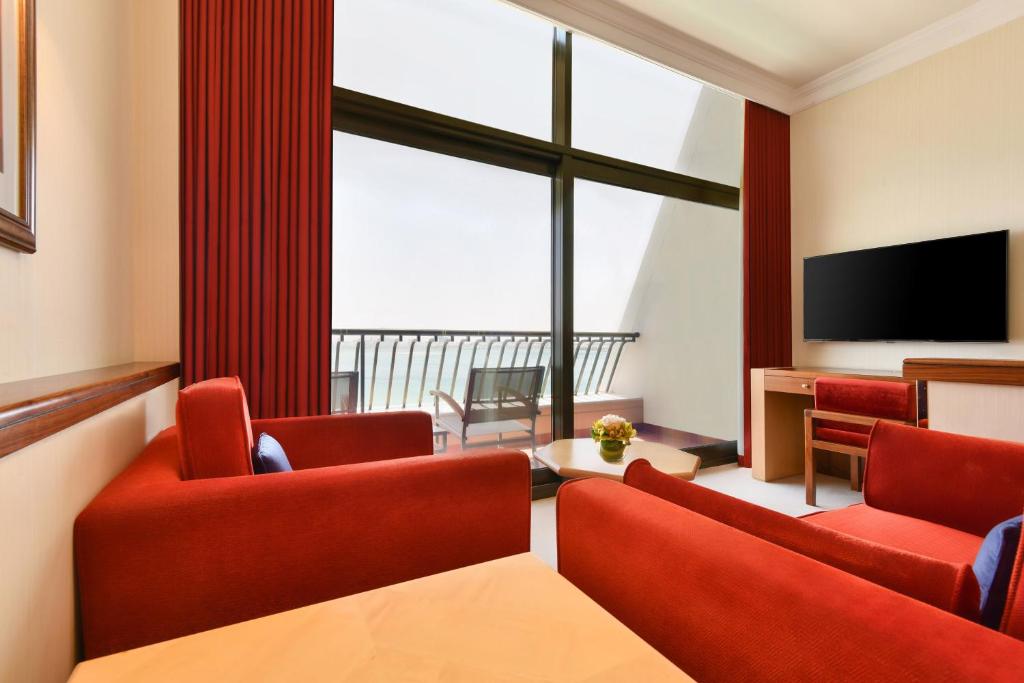 TV a/nebo společenská místnost v ubytování Sheraton Grand Doha Resort & Convention Hotel
