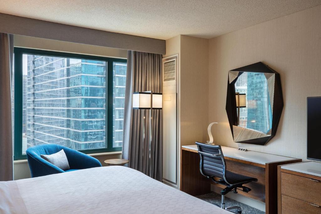 Sheraton Grand Chicago Riverwalk - Club King Room With City View - High Floor