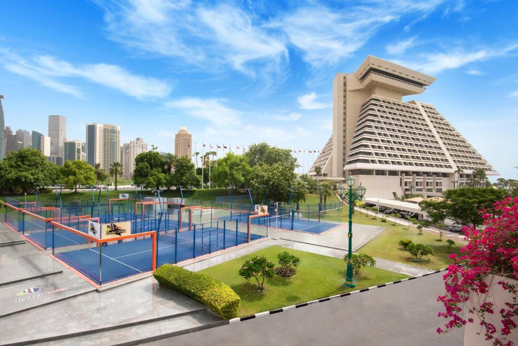 Tenis a/nebo squash v ubytování Sheraton Grand Doha Resort & Convention Hotel nebo okolí