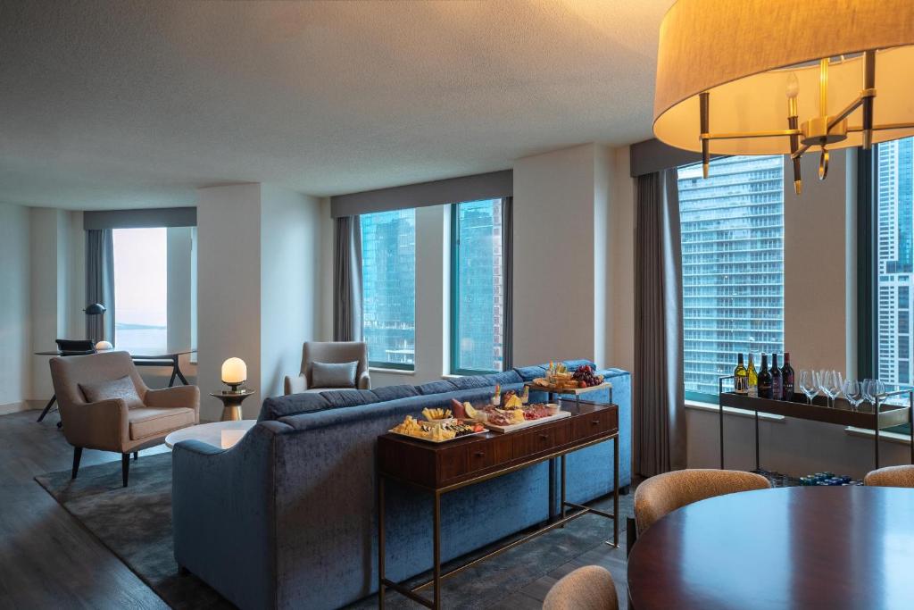 Sheraton Grand Chicago Riverwalk - 1 Bedroom Suite, 2 Double
