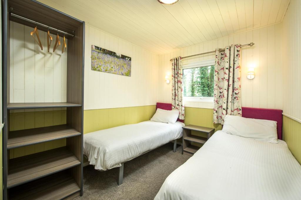Postel nebo postele na pokoji v ubytování St. Ives Holiday Village