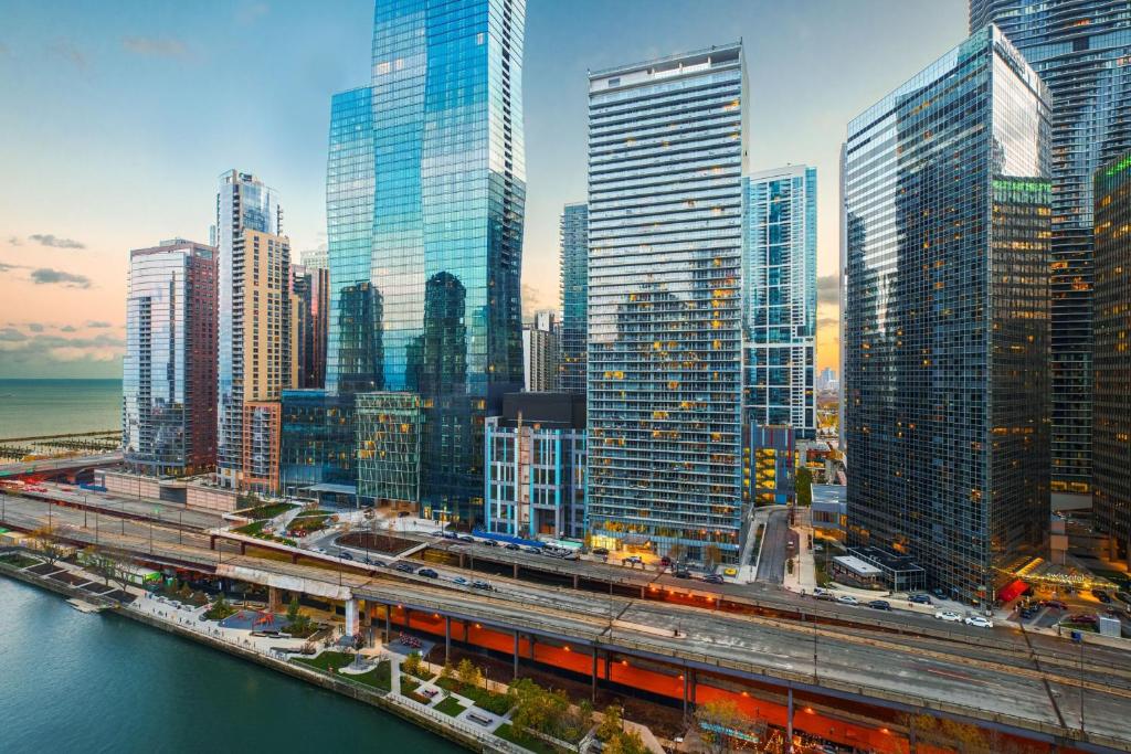 Sheraton Grand Chicago Riverwalk - Executive Suite With Lake View