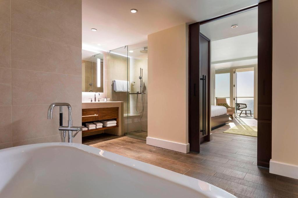 1 dormitorio y baño con bañera. en JW Marriott Marco Island Beach Resort, en Marco Island