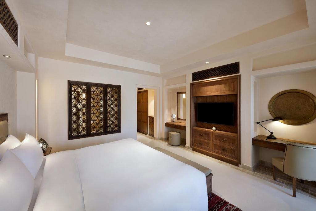 Postel nebo postele na pokoji v ubytování Al Wathba, a Luxury Collection Desert Resort & Spa, Abu Dhabi