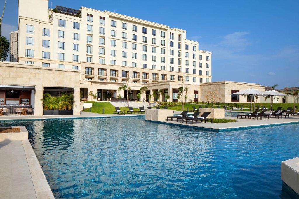 um hotel com piscina em frente a um edifício em The Santa Maria, a Luxury Collection Hotel & Golf Resort, Panama City na Cidade do Panamá