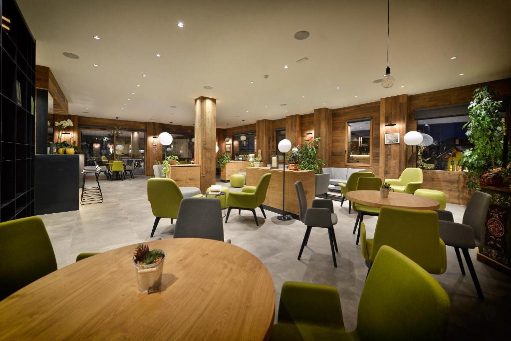 Reštaurácia alebo iné gastronomické zariadenie v ubytovaní Hotel Bernina